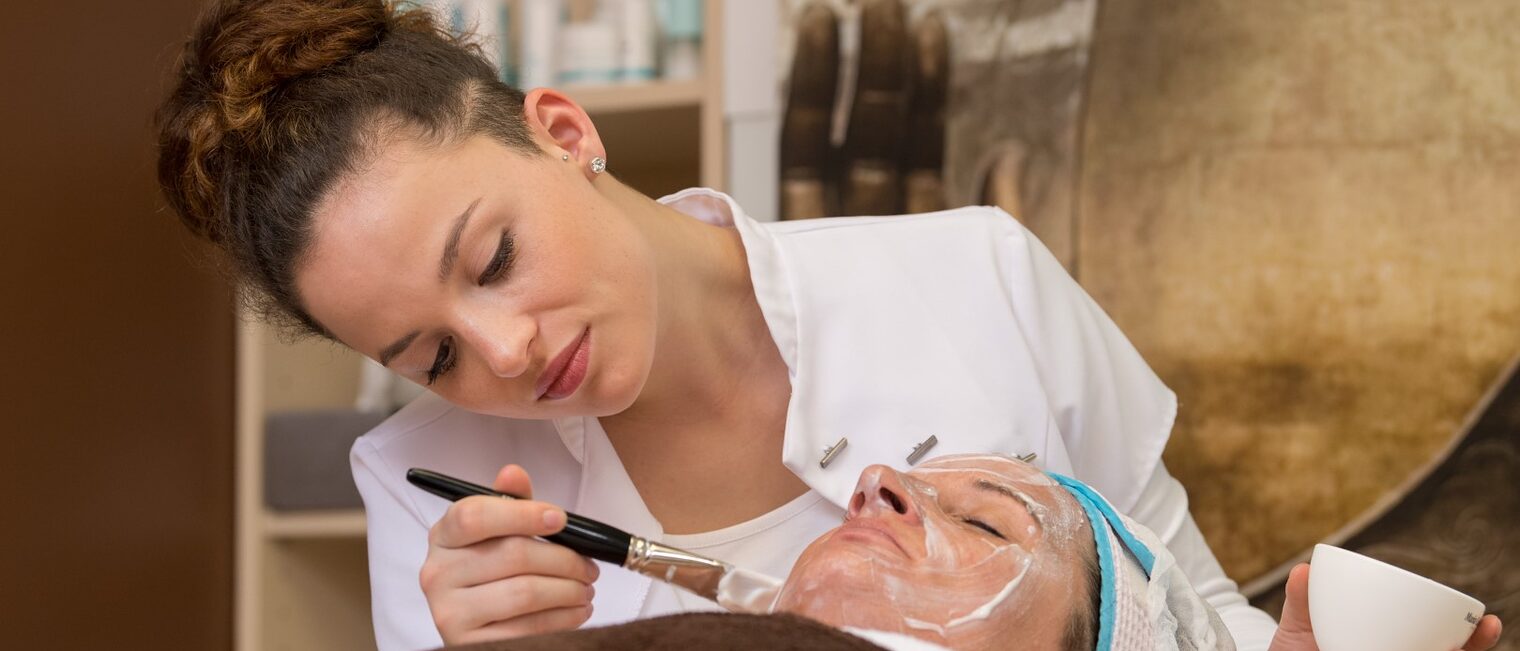 Das Berufsbild der Kosmetikerin im Schönheitssalon Hautnah.