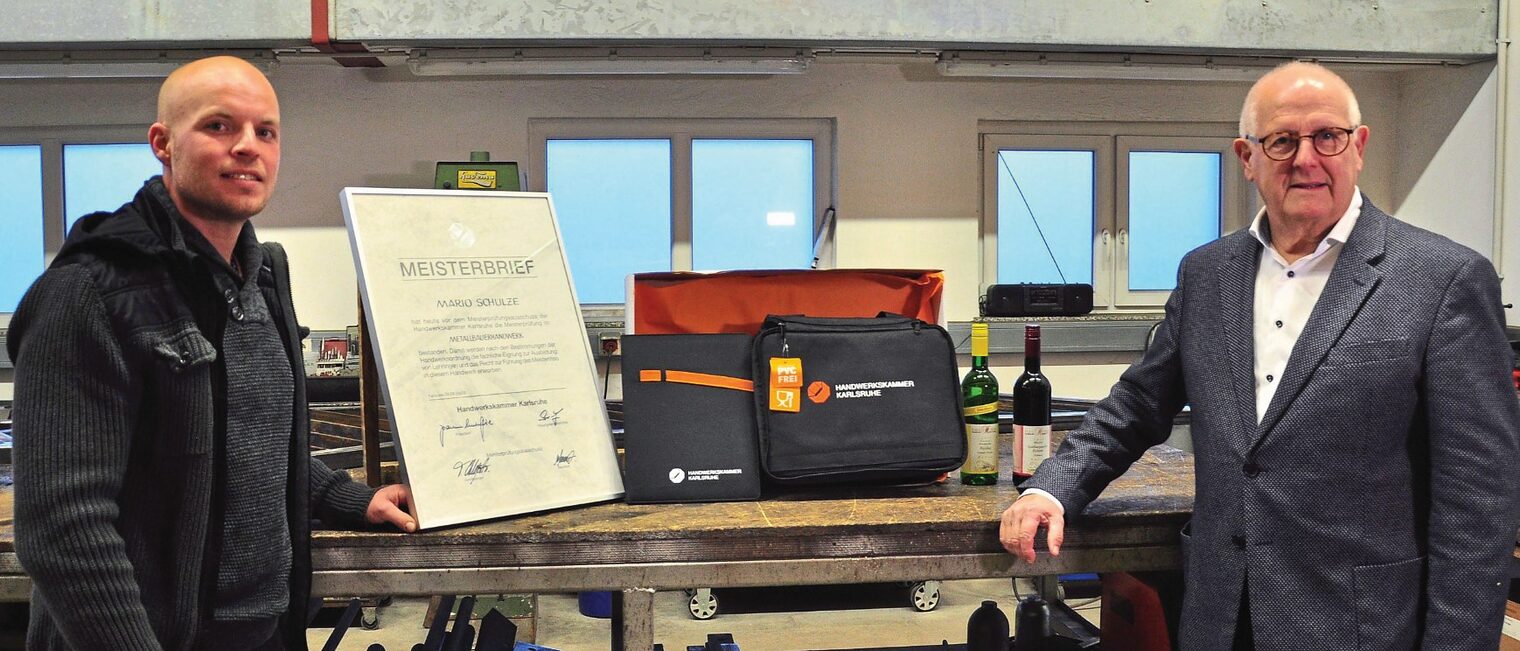 Lohn der Arbeit und der Anstrengungen: Mario Schulze (links) mit seinem Meisterbrief im Metallbauerhandwerk, überreicht von Handwerkskammerpräsident Joachim Wohlfeil.