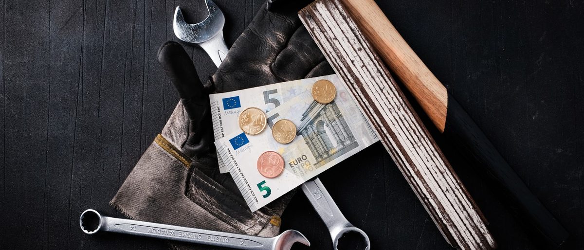 mindestlohn, lohn, geld, zehnfündundvierzig, deutschland, handwerk, arbeit, brieftasche, währung, bargeld, handschuh, dole, business, schraubenschlüssel, stundenlohn, münze, werkzeug, hammer, finance, arbeitnehmer, papier, isoliert, weiß, abrechnung, bank notes, euro, abwechslungen, brutto, finanz, black, gesetz, minimum, tagelohn, 10, 45