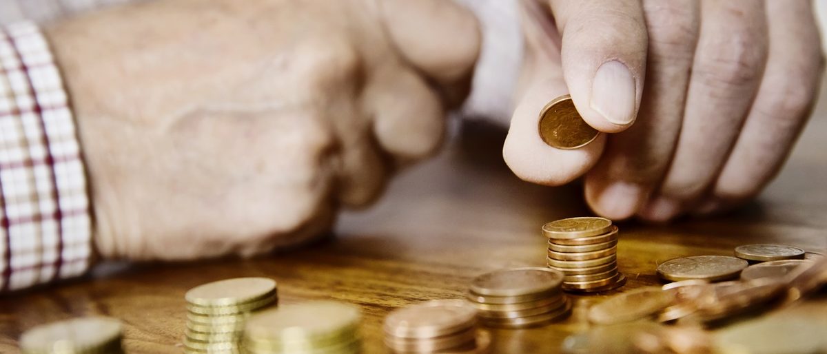 senior, rentner, rente, arm, armut, altersarmut, geld, münzen, euro, kleingeld, cent, centmünzen, mann, finanzen, finanziell, sparen, sparer, sparsam, senioren, pension, pensionär, alt, alter, zählen, sozialhilfe, "hartz 4", rentenreform, euromünzen, rentenversicherung, haushaltsgeld, haushalten, haushalt, lebensabend, zuhaus, geringverdiener, versicherung, altersvorsorge, vorsorge, "alte hände", europäer, europäisch, kaukasisch, traurig, bedürftig, "hartz 4 empfänger", münzgeld