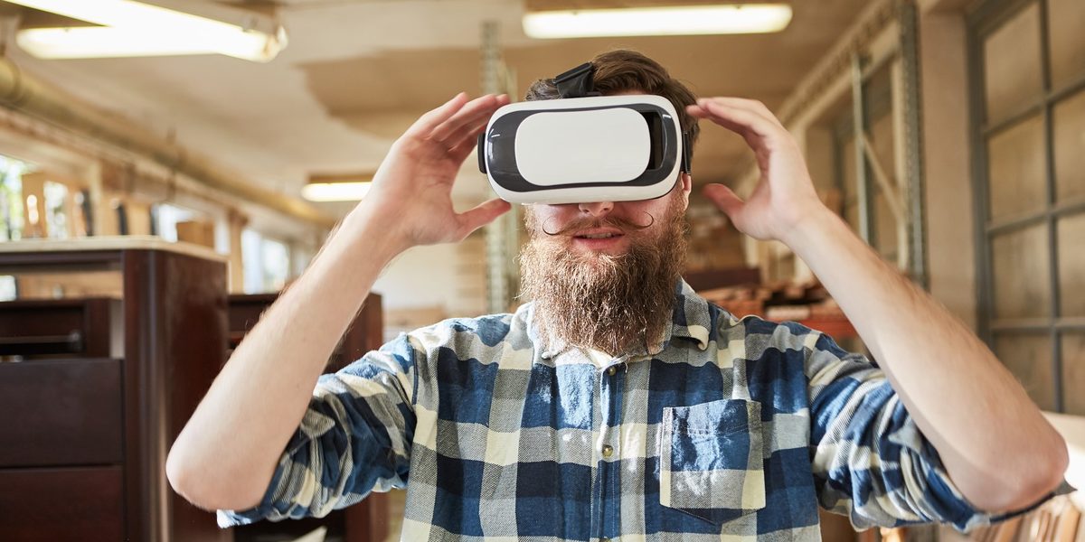 Handwerker als Möbelbauer mit VR-Brille bei der Visualisierung und Planung