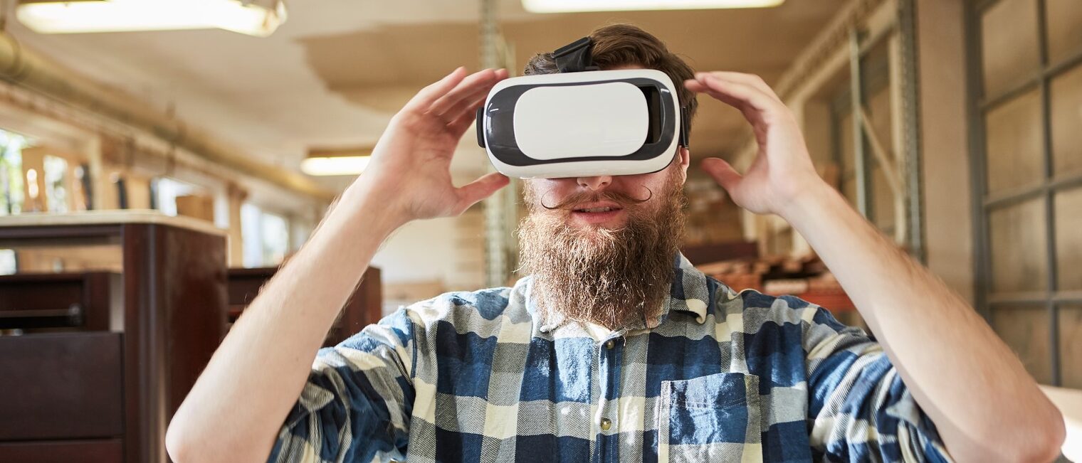 Handwerker als Möbelbauer mit VR-Brille bei der Visualisierung und Planung
