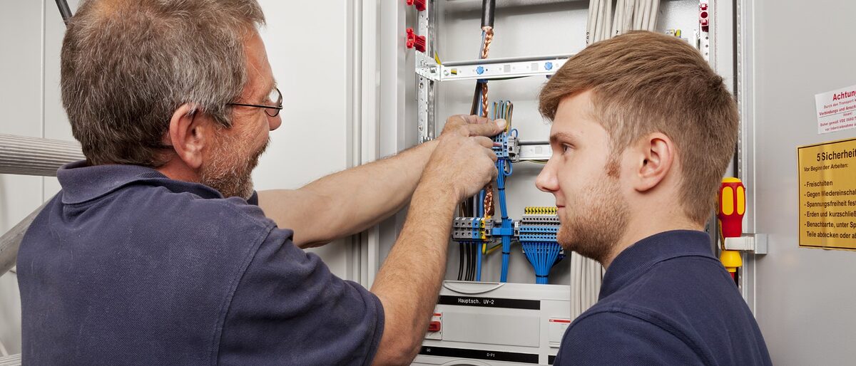 Titelbild Elektroniker Ausbildung