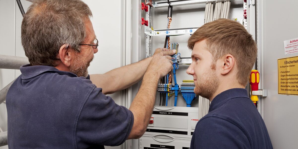 Titelbild Elektroniker Ausbildung