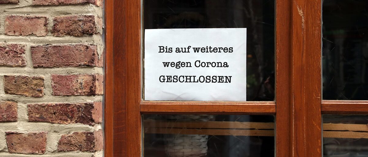 bis auf weiteres, geschlossen, corona, lockdown, zettel, fenster, coronavirus, virus, maßnahmen, verlängerung, ausbreitung, einschränkung, beschränkung, pandemie, schließung, einschränken, beschränken, schließen, zu, eindämmung, öffnungszeiten, business, bar, kneipe, restaurant, gastronomie, lokal, shop, schild, hinweis, vorläufig