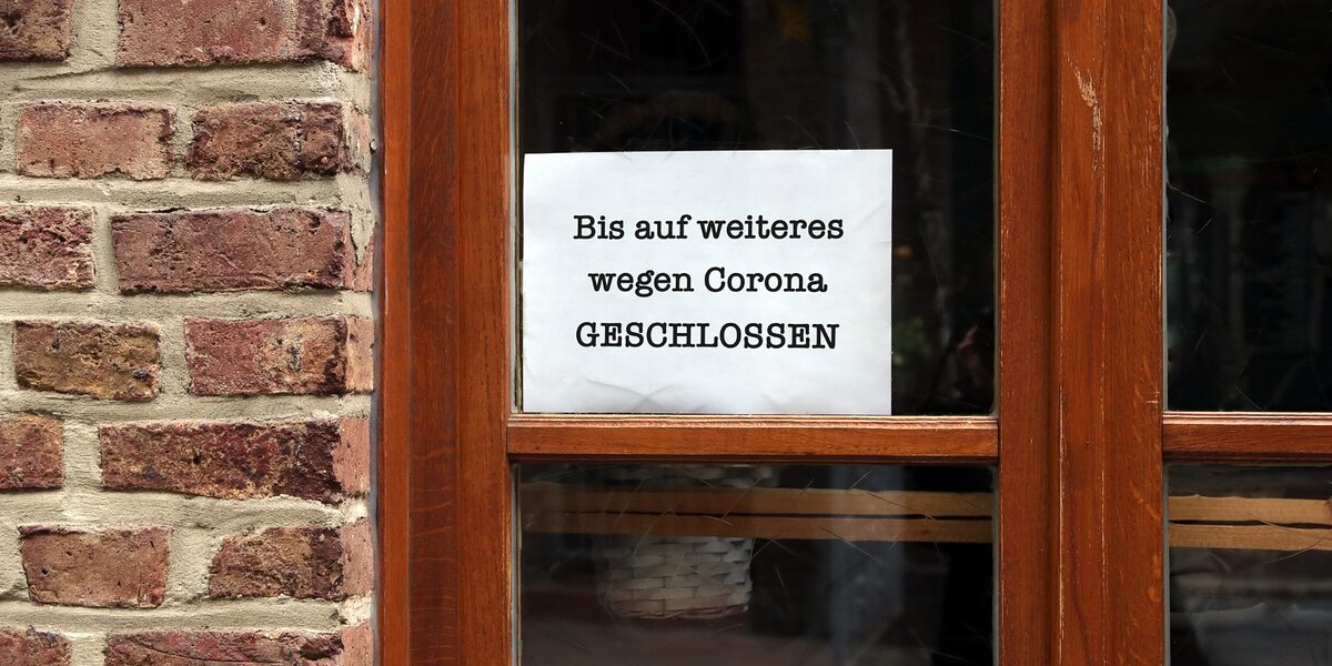 bis auf weiteres, geschlossen, corona, lockdown, zettel, fenster, coronavirus, virus, maßnahmen, verlängerung, ausbreitung, einschränkung, beschränkung, pandemie, schließung, einschränken, beschränken, schließen, zu, eindämmung, öffnungszeiten, business, bar, kneipe, restaurant, gastronomie, lokal, shop, schild, hinweis, vorläufig