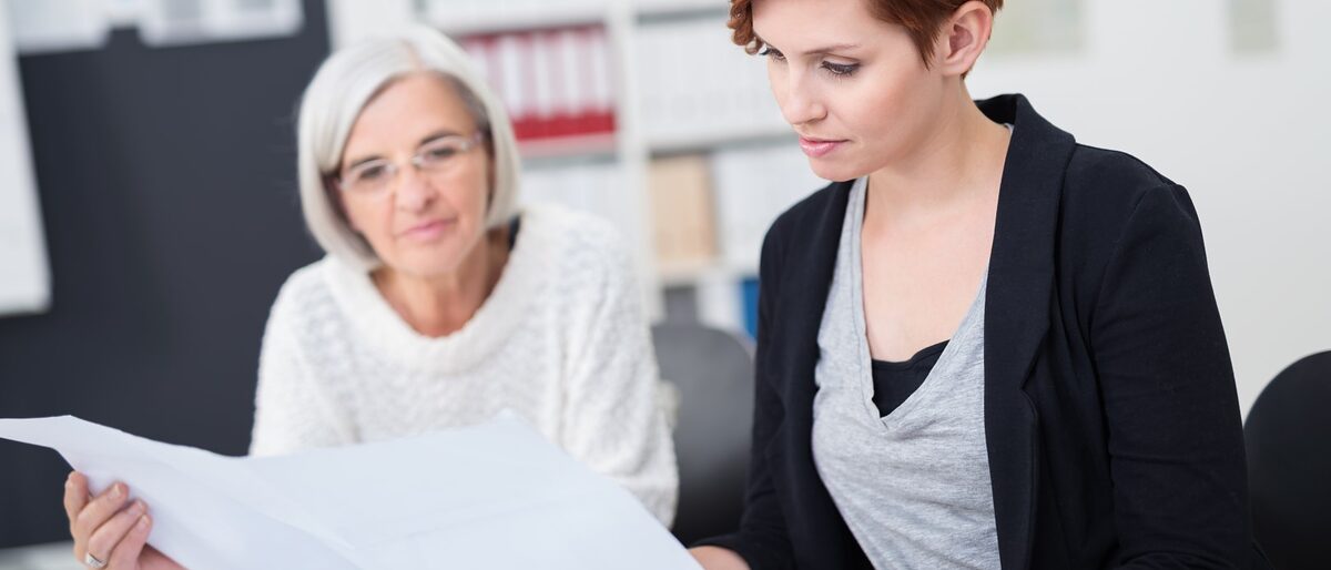 zwei kolleginnen schauen sich gemeinsam die unterlagen an Schlagwort(e): geschäftsfrauen, plan, planen, kollegen, arbeitsplatz, arbeit, frauen, business, jung, alt, teamwork, erfolg, job, firma, führung, leitung, führungskraft, unternehmen, gespräch, seniorin, büro, verwaltung, unterlagen, konzentriert, studieren, lesen, akten, nachfolge, chef, ausbildung, azubi, erfolgreich, erfahrung, wissen, arbeiten, zusammen, mitarbeiter, team, alter, dame, meeting, zusammen, generation, verschieden, sitzen, schreibtisch, gemeinsam, geschäftsleute, weiblich, personen, menschen, leute, weiß, kaukasier, zwei, 20s, 60s, geschäftsfrauen, plan, planen, kollegen, arbeitsplatz, arbeit, frauen, business, jung, alt, teamwork, erfolg, job, firma, führung, leitung, führungskraft, unternehmen, gespräch, seniorin, büro, verwaltung, unterlagen, konzentriert, studieren, lesen, akten, nachfolge, chef, ausbildung, azubi, erfolgreich, erfahrung, wissen, arbeiten, zusammen, mitarbeiter, team, alter, verschieden, sitzen, schreibtisch, gemeinsam, geschäftsleute, weiblich, personen, menschen, zwei, 20s, 60s