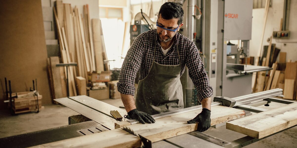 AdobeStock_205026589 Schlagwort(e): carpenter, construction, wood, worker, work, working, carpentry, people, tool, home, workshop, house, kitchen, portrait, building, wooden, business, job, person, young, industry, tools, builder, equipment, table, joinery, woodwork, craftsman, man, joiner, timber, occupation, saw, workman, artisan, skill, craft, professional, cutting