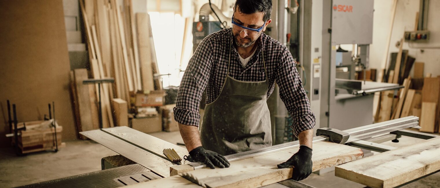 AdobeStock_205026589 Schlagwort(e): carpenter, construction, wood, worker, work, working, carpentry, people, tool, home, workshop, house, kitchen, portrait, building, wooden, business, job, person, young, industry, tools, builder, equipment, table, joinery, woodwork, craftsman, man, joiner, timber, occupation, saw, workman, artisan, skill, craft, professional, cutting