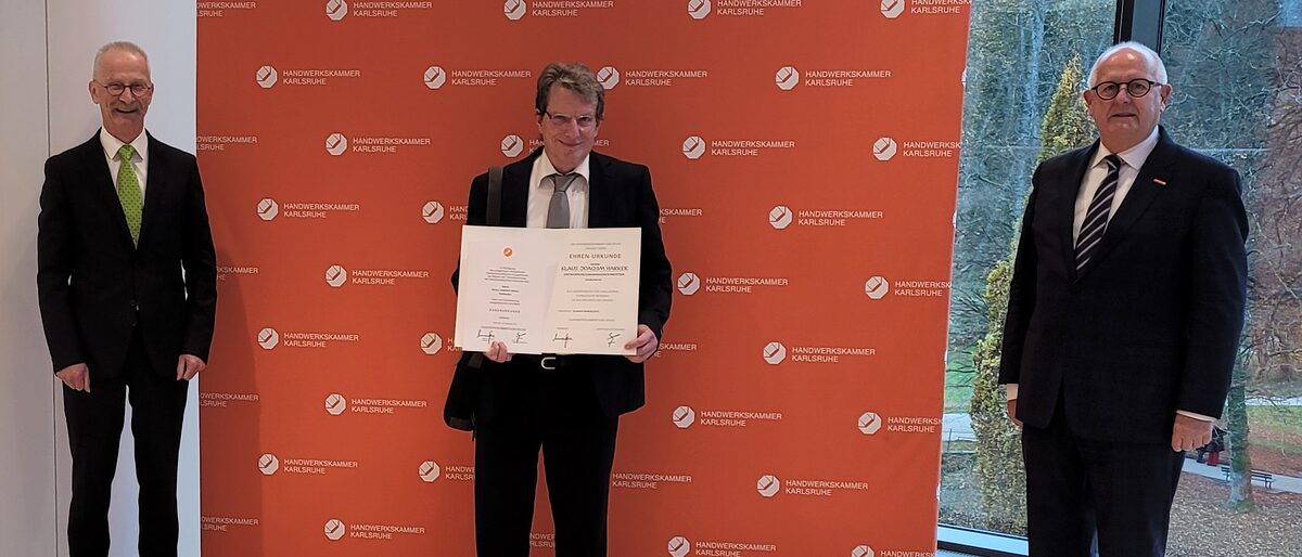 Klaus Harrer erhielt eine Urkunde für die Mitarbeit in den Organen der Innung und Sonderurkunde der Handwerkskammer Karlsruhe. (von links nach rechts: Gerd Lutz, Klaus Harrer, Joachim Wohlfeil). Klaus Harrer erhielt eine Urkunde für die Mitarbeit in den Organen der Innung und Sonderurkunde der Handwerkskammer Karlsruhe. (von links nach rechts: Gerd Lutz, Klaus Harrer, Joachim Wohlfeil).
