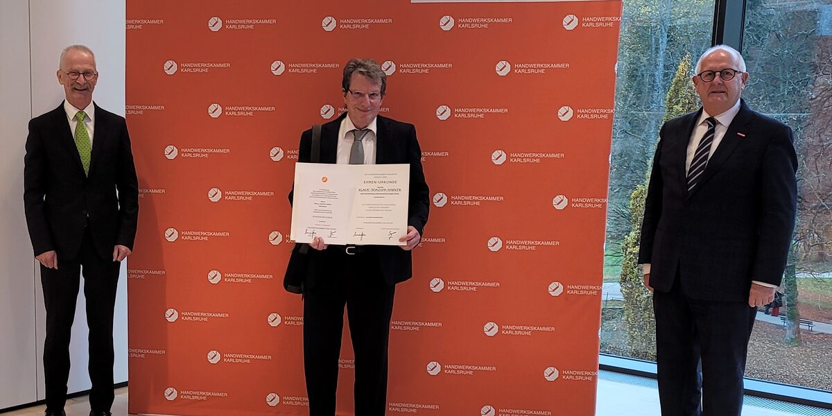 Klaus Harrer erhielt eine Urkunde für die Mitarbeit in den Organen der Innung und Sonderurkunde der Handwerkskammer Karlsruhe. (von links nach rechts: Gerd Lutz, Klaus Harrer, Joachim Wohlfeil). Klaus Harrer erhielt eine Urkunde für die Mitarbeit in den Organen der Innung und Sonderurkunde der Handwerkskammer Karlsruhe. (von links nach rechts: Gerd Lutz, Klaus Harrer, Joachim Wohlfeil).