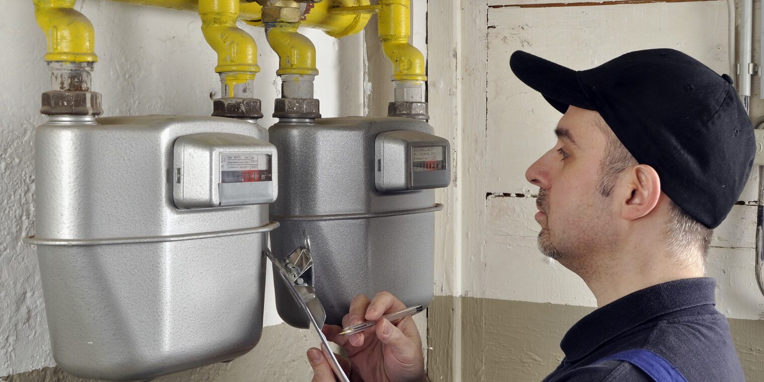 Handwerker liest Gaszähler ab.