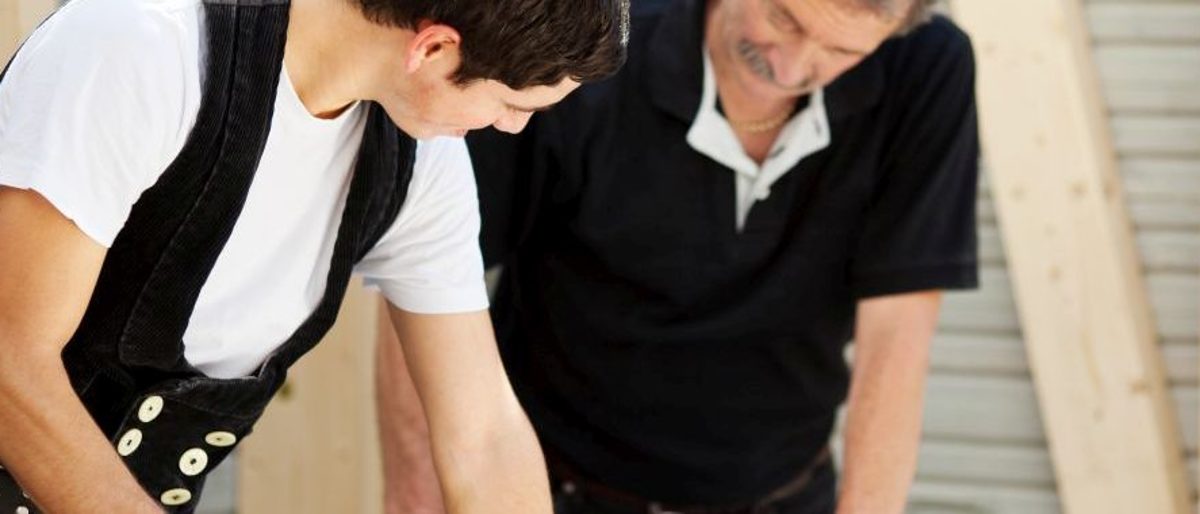 meister und geselle arbeiten zusammen Schlagwort(e): zimmermann, baustelle, bau, bauarbeiter, handwerk, ausbildung, chef, azubi, team, zusammenarbeit, familienbetrieb, vater, sohn, betrieb, familienbetrieb, erfahrung, mittelstand, geselle, meister, zimmerei, haus, bauarbeiter, bauen, männer, zwei, mann, neubau, erfahrung, kompetenz, kluft, draußen, dach, werkzeug, arbeit, arbeiten, job, beruf, personen, menschen, leute, männlich, 20-30, 20s, 40-50, 40s, zimmermann, baustelle, bau, bauarbeiter, handwerk, ausbildung, chef, azubi, team, zusammenarbeit, familienbetrieb, vater, sohn, betrieb, erfahrung, mittelstand, geselle, meister, zimmerei, haus, bauen, mnner, zwei, mann, neubau, kompetenz, kluft, drauen, dach, werkzeug, arbeit, arbeiten, job, beruf, personen, menschen, leute, mnnlich, 20-30, 20s, 40-50, 40s