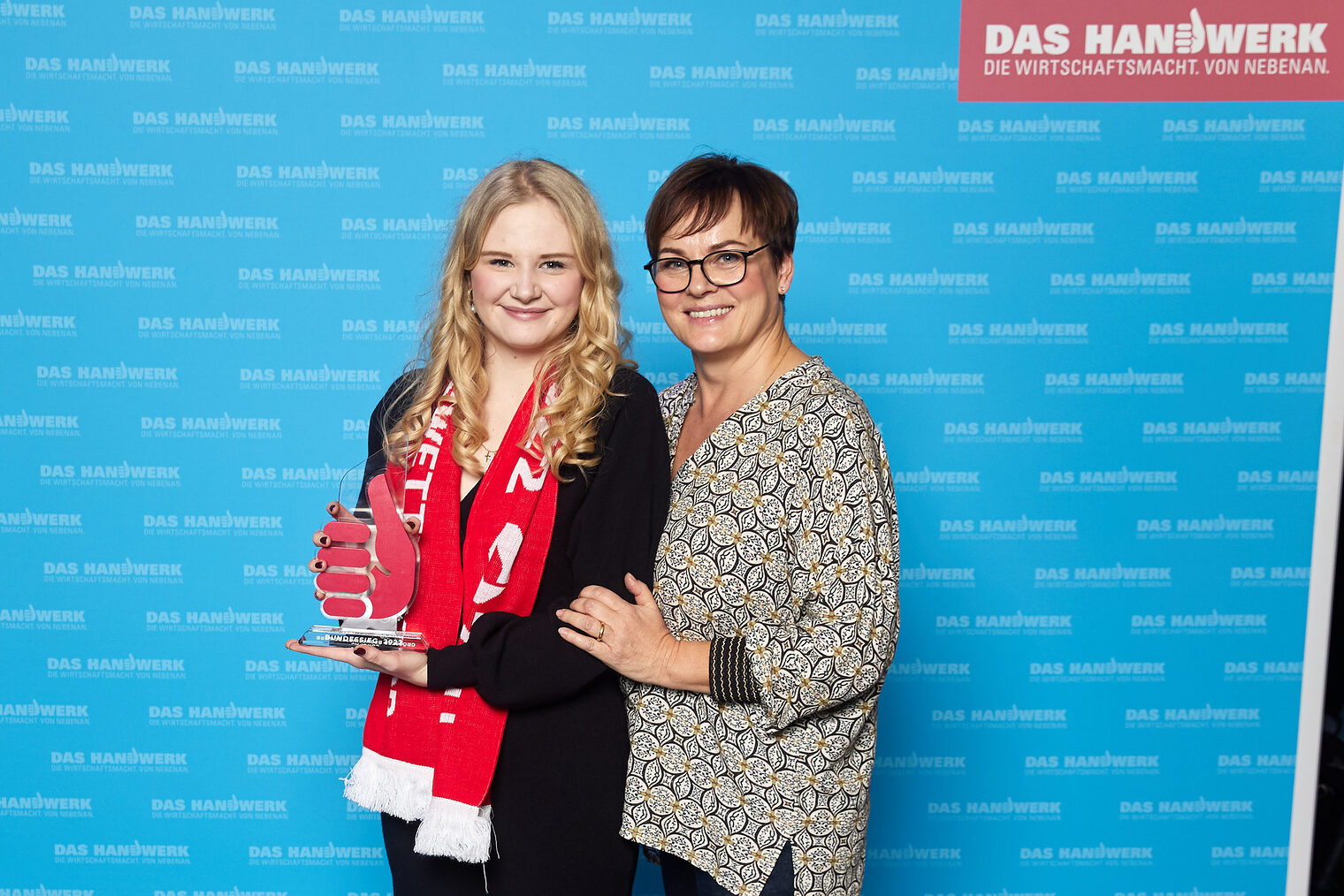 Kosmetikerin Nele Dürr und Chefin Irmgard Ries posieren vor einer Wand für ein Foto.