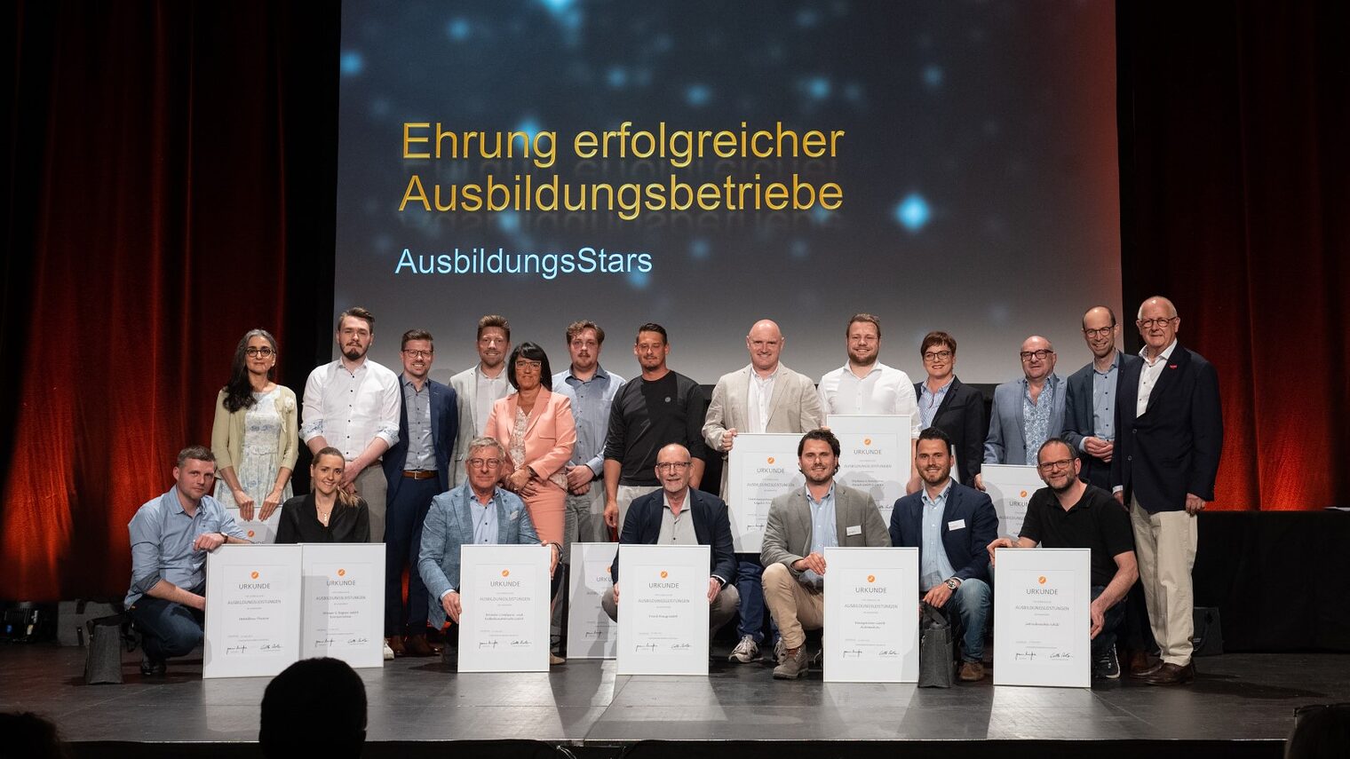 Gruppenbild auf der Bühne mit den geehrten Ausbildungsbetrieben.