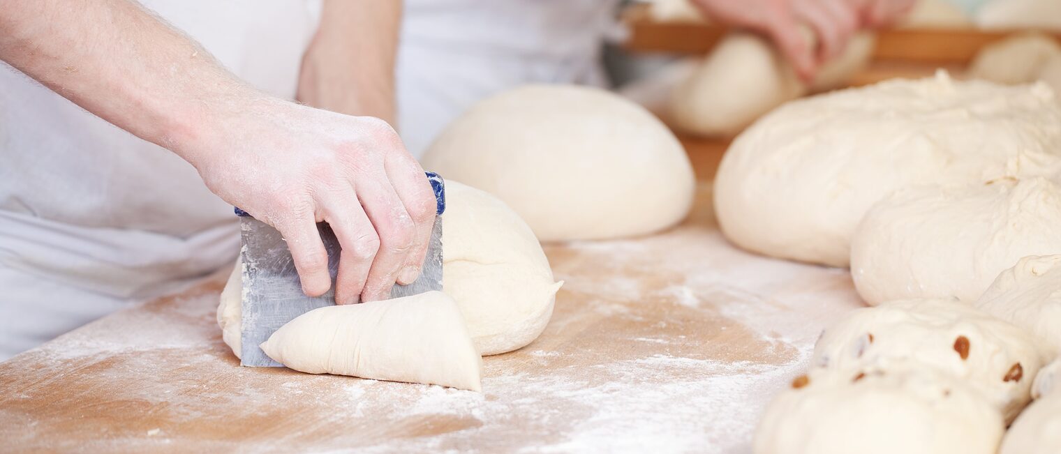 bäcker bei der arbeit Schlagwort(e): bäcker, bäckerei, brot, backen, teig, kneten, backstube, mitarbeiter, kollegen, zwei, laib, brotteig, hefeteig, rezept, frisch, mehl, hände, hand, handarbeit, nahrung, nahrungsmittel, lebensmittel, produktion, herstellung, betrieb, unternehmen, mittelstand, handwerk, handwerker, mann, personen, menschen, leute, beruf, job, arbeit, arbeiten, ausbildung, bäcker, bäckerei, brot, backen, teig, kneten, backstube, mitarbeiter, kollegen, zwei, laib, brotteig, hefeteig, rezept, frisch, mehl, hände, hand, handarbeit, nahrung, nahrungsmittel, lebensmittel, produktion, herstellung, betrieb, unternehmen, mittelstand, handwerk, handwerker, mann, personen, menschen, leute, beruf, job, arbeit, arbeiten, ausbildung, begabtenförderung