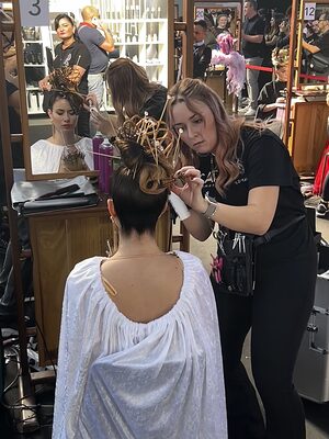 Friseurin schneidet Kundin die Haare 