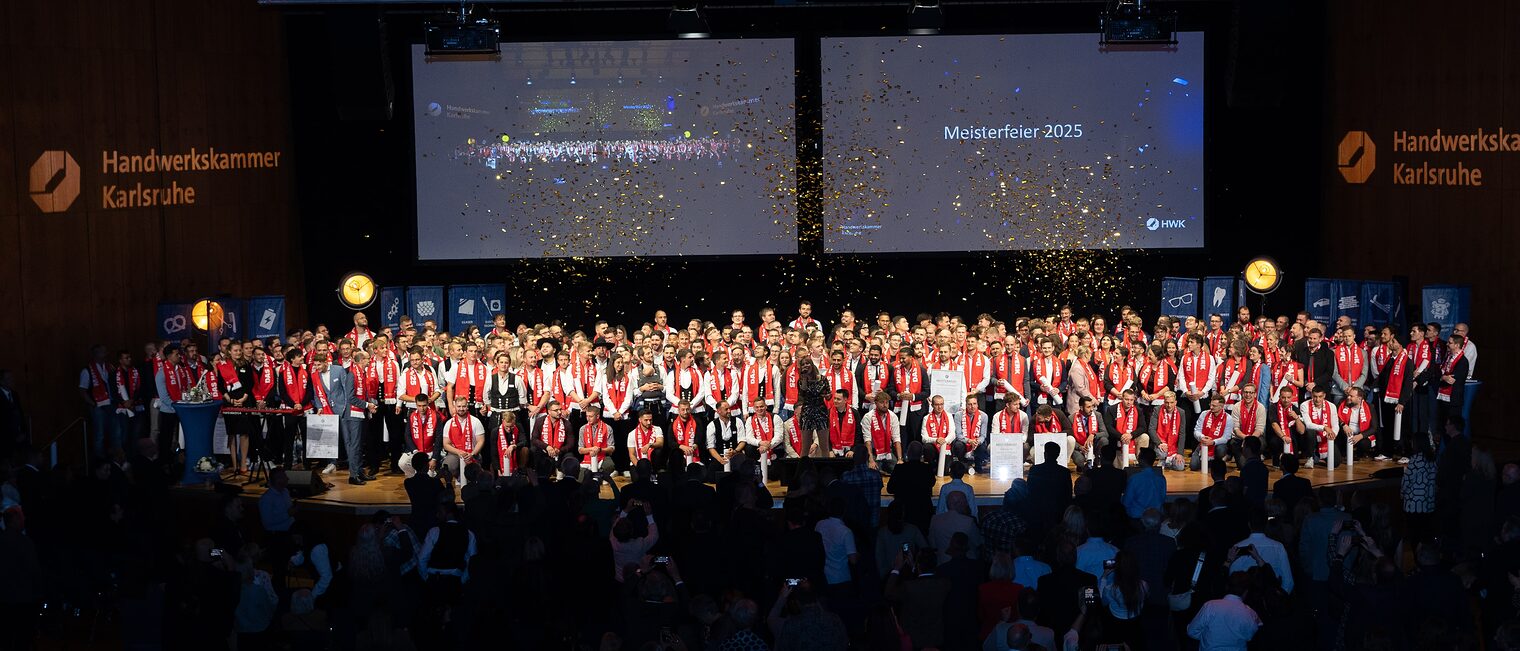 Zahlreiche junge Leute auf einer Bühne im Glitterregen Zahlreiche junge Leute auf einer Bühne im Glitterregen