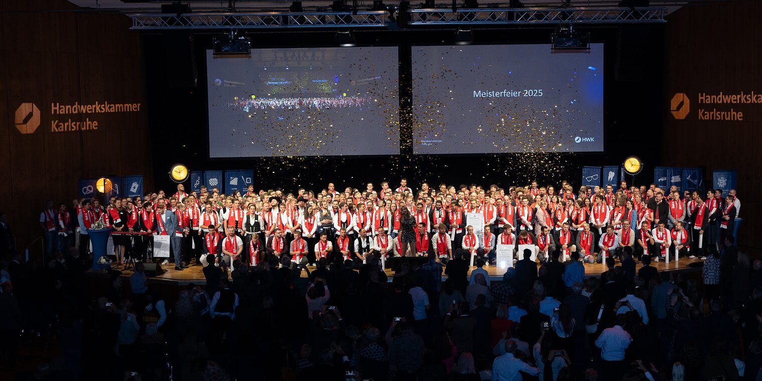 Zahlreiche junge Leute auf einer Bühne im Glitterregen