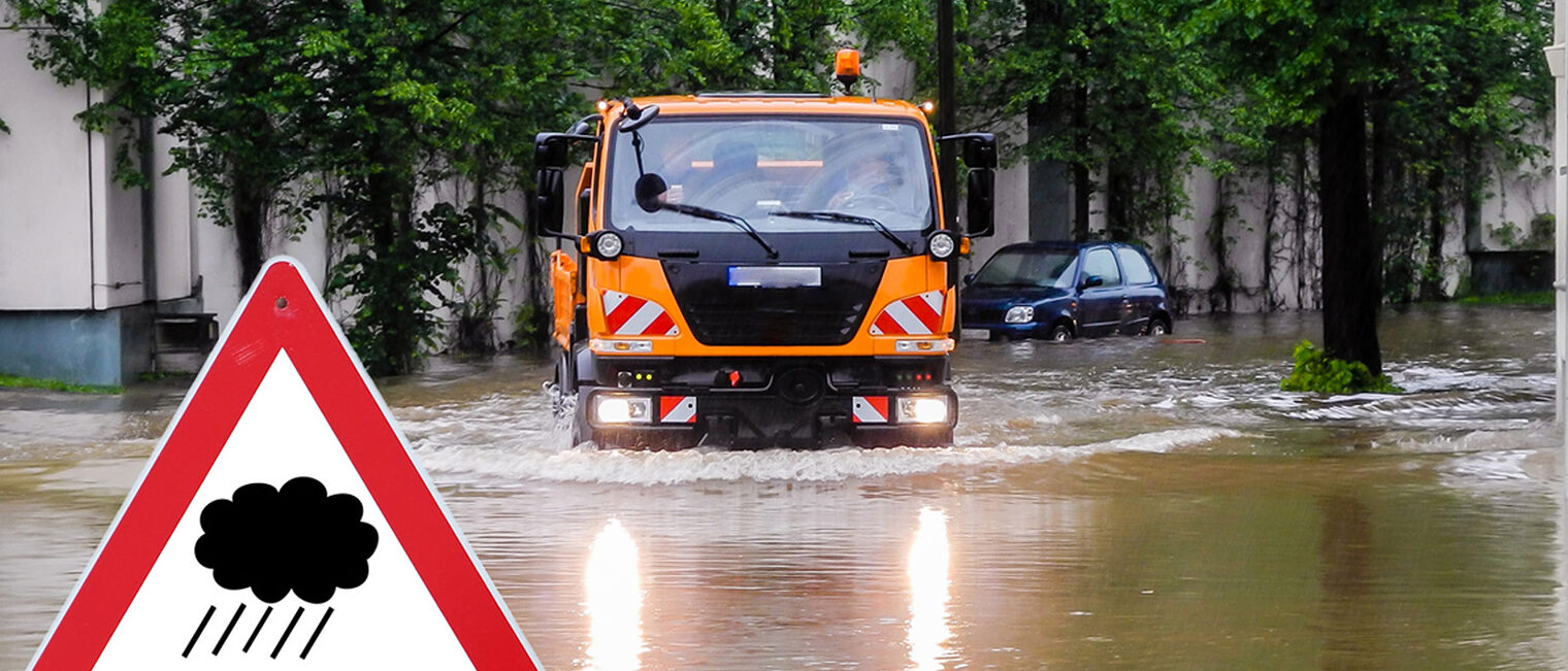 hochwasser; berflutung; hochwasserschutz; flutkatastrophe; warnschild; berschwemmung; versicherung; schild; warndreieck; ortstafel; ortsschild; dreieck; warnung; berfluten; strae; straen; unter; wasser; regen; berlaufen; fluss; flu; flsse; sandsack; sandscke; transport; lieferung; klimawandel; erderwrmung; klimavernderung; schutz; gebude; regenwasser; steigen; katastrophe; wasserpegel; starkregen; naturkatastrophe; wolkenbruch; wolke; schwarz; grafik; wetter; hintergrnde; globale; erwrmung; stadt; stdte; gebudeversicherung; 