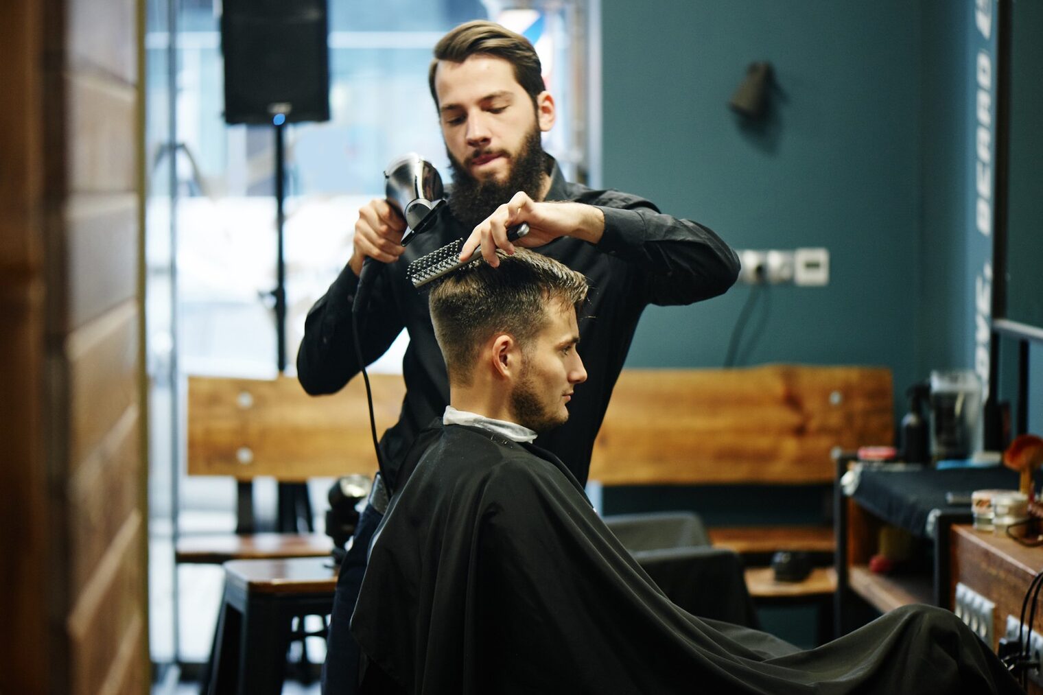 Friseur schneidet einem Kunden die Haare.