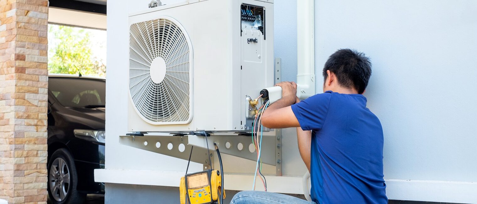 Handwerker installiert eine Klimaanlage.