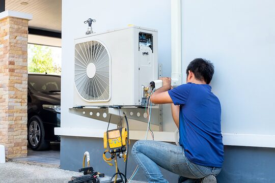 Handwerker installiert eine Klimaanlage.