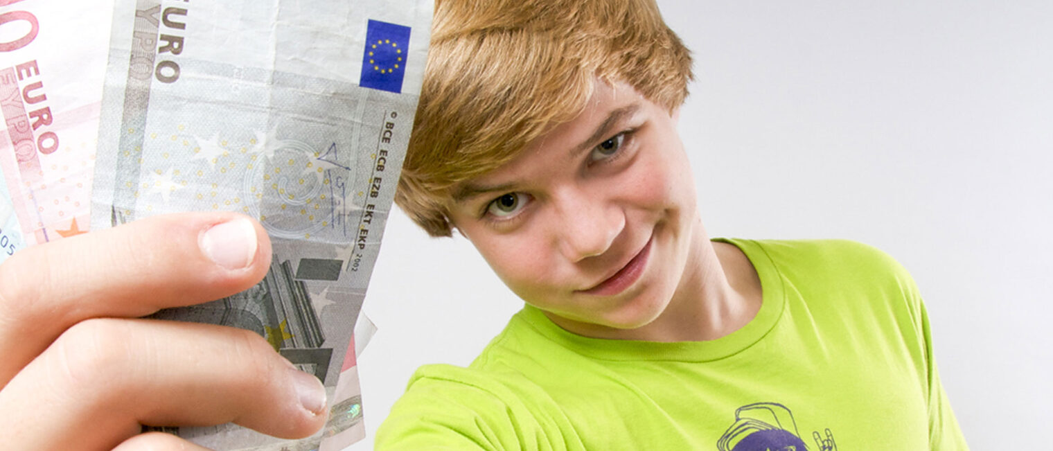 geld; euro; teenager; geldscheine; finanzen; verdienen; ausbildung; schler; hand; zeigen; whrung; euros; euroscheine; halten; taschengeld; junge; finger; nebenjob; verdienst; einkommen; ferienjob; job; jung; jugend; jugendlicher; mann; mnnlich; zufrieden; sparen; bank; konto; einzahlen; spartag; zahlung; 5; 10; 20; schein; geldschein; grinsen; clever;