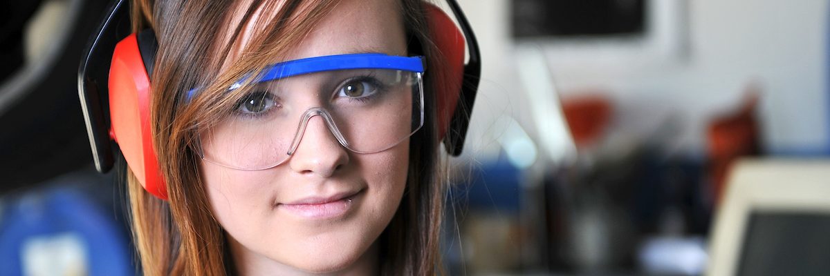 werkstatt, arbeit, lehrling, azubi, arbeiten, ausbildung, arbeiter, auto, frau, lehre, arbeitsschutz, schutzbrille, ohrenschutz, automechaniker, autoreparatur, autotechnik, autounfall, autowartung, autowerkstatt, dienstleistungen, elektronik, ausbildungsplatz, geffnet, handwerk, instandhaltung, kfz, kfz-mechaniker, kontrollieren, konzentration, konzentrieren, mechaniker, monteur, motor, motorhaube, beruf, personenwagen, prfen, prfung, reparatur, reparieren, service, sicherheit, technik, techniker, technologie, tv, wartung, werkshalle, werkstatt, lwechsel, berprfen