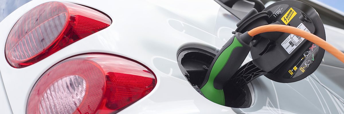 elektroauto, e-mobil, laden, elektromobil, tankstelle, solarenergie, tanken, antrieb, aufladen, auto, alternativ, automobil, batterie, co2, detail, elektrisch, elektro, energie, fahren, fahrzeug, kabel, stecker, tankstutzen, kfz, klimawandel, kraftstoff, mobil, mobilitt, pkw, sparen, sparsam, steckdose, strom, treibstoff, verbrauch, verkehr, zukunft, kologisch, kologie, sonne, himmel, blau, smart, e, industrie