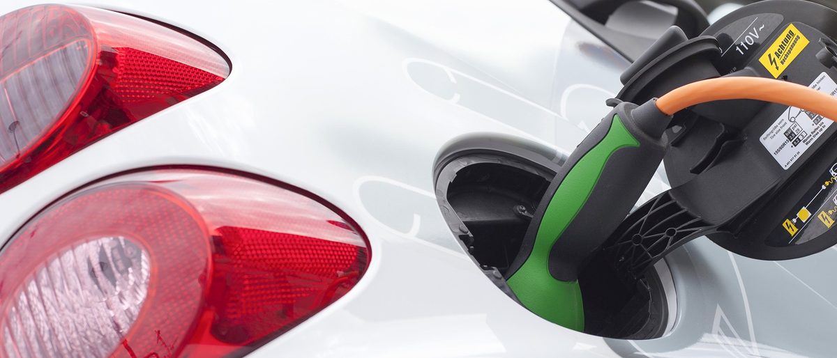 elektroauto, e-mobil, laden, elektromobil, tankstelle, solarenergie, tanken, antrieb, aufladen, auto, alternativ, automobil, batterie, co2, detail, elektrisch, elektro, energie, fahren, fahrzeug, kabel, stecker, tankstutzen, kfz, klimawandel, kraftstoff, mobil, mobilitt, pkw, sparen, sparsam, steckdose, strom, treibstoff, verbrauch, verkehr, zukunft, kologisch, kologie, sonne, himmel, blau, smart, e, industrie