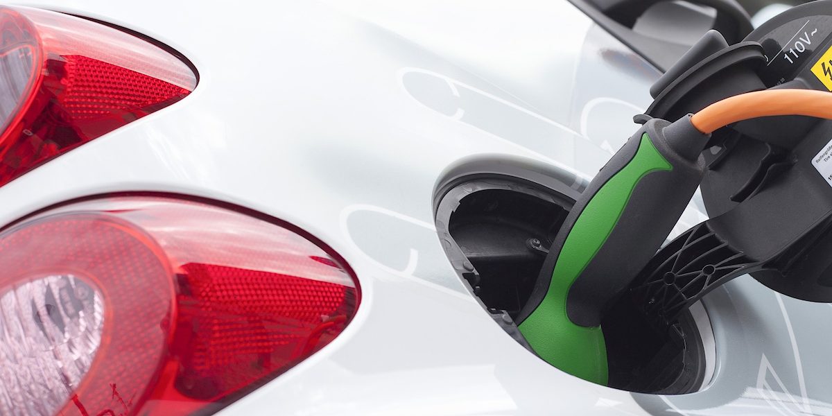elektroauto, e-mobil, laden, elektromobil, tankstelle, solarenergie, tanken, antrieb, aufladen, auto, alternativ, automobil, batterie, co2, detail, elektrisch, elektro, energie, fahren, fahrzeug, kabel, stecker, tankstutzen, kfz, klimawandel, kraftstoff, mobil, mobilitt, pkw, sparen, sparsam, steckdose, strom, treibstoff, verbrauch, verkehr, zukunft, kologisch, kologie, sonne, himmel, blau, smart, e, industrie