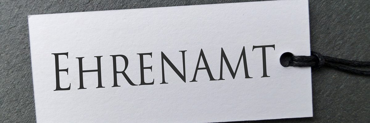 ehrenamt, ehrenamtlich, hilfe, helfen, nachbarschaftshilfe, tafel, schild, etikett, label, anhnger, nchstenliebe, unentgeltlich, kostenlos, sozial, sozialarbeit, gemeinntzig, hand in hand, helfende hnde, tun, verein, engagieren, engagement, teekche, suppenkche, essen austeilen, sich einbringen, von herzen, sozialdienst, pflege, vereinsarbeit, feuerwehr, unbezahlbar, helfer, helferin, gemeinde, ttigkeit, verlsslich, wertvoll, kostbar, unersetzlich, bundesfreiwilligen jahr, soziales jahr, bundesfreiwilligen dienst, untersttzung, freiwilliges soziales jahr, seelsorge, freiwillig, soziales enegagement, sozialer dienst, text