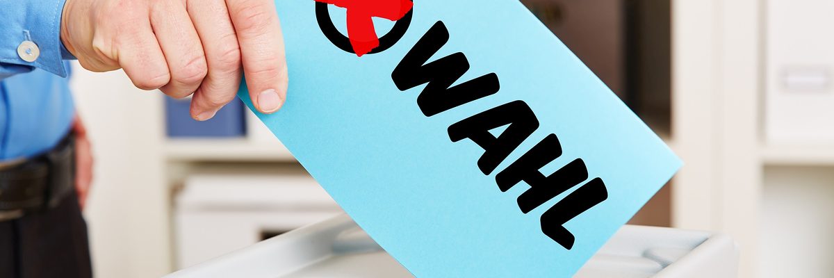 Hand hält Stimmzettel zur Wahl mit Wahlurne Schlagwort(e): Wahl, Wahlen, wählen, Stimmzettel, Hand, Wahlurne, Abstimmung, Politik, Mann, Referendum, Wahlzettel, Bundestagswahl, Volksabstimmung, Landtagswahl, Urne, Regierung, Wahllokal, Geheimhaltung, abstimmen, Betriebsrat, Kreuz, machen, Demokratie, Europawahl, gehen, kommunal, Kommunalwahlen, Landtagswahlen, Meinung, Bürger, Kasten, politisch, Fragebogen, Registrierung, Entscheidung, Schlitz, demokratisch, Neuwahl, Neuwahlen, Parlament, Stimmabgabe, Stimmrecht, Direktwahl, Wählerstimme, Wahlberechtigung, Wahlergebnis, Wahlkreis, Landtag, election, wahl, wahlen, whlen, stimmzettel, hand, wahlurne, abstimmung, politik, mann, referendum, wahlzettel, bundestagswahl, volksabstimmung, landtagswahl, urne, regierung, wahllokal, geheimhaltung, abstimmen, betriebsrat, kreuz, machen, demokratie, europawahl, gehen, kommunal, kommunalwahlen, landtagswahlen, meinung, brger, kasten, politisch, fragebogen, registrierung, entscheidung, schlitz, demokratisch, neuwahl, neuwahlen, parlament, stimmabgabe, stimmrecht, direktwahl, whlerstimme, wahlberechtigung, wahlergebnis, wahlkreis, landtag, election