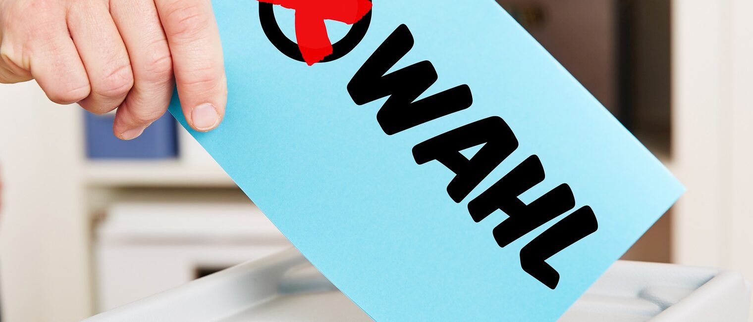 Hand hält Stimmzettel zur Wahl mit Wahlurne Schlagwort(e): Wahl, Wahlen, wählen, Stimmzettel, Hand, Wahlurne, Abstimmung, Politik, Mann, Referendum, Wahlzettel, Bundestagswahl, Volksabstimmung, Landtagswahl, Urne, Regierung, Wahllokal, Geheimhaltung, abstimmen, Betriebsrat, Kreuz, machen, Demokratie, Europawahl, gehen, kommunal, Kommunalwahlen, Landtagswahlen, Meinung, Bürger, Kasten, politisch, Fragebogen, Registrierung, Entscheidung, Schlitz, demokratisch, Neuwahl, Neuwahlen, Parlament, Stimmabgabe, Stimmrecht, Direktwahl, Wählerstimme, Wahlberechtigung, Wahlergebnis, Wahlkreis, Landtag, election, wahl, wahlen, whlen, stimmzettel, hand, wahlurne, abstimmung, politik, mann, referendum, wahlzettel, bundestagswahl, volksabstimmung, landtagswahl, urne, regierung, wahllokal, geheimhaltung, abstimmen, betriebsrat, kreuz, machen, demokratie, europawahl, gehen, kommunal, kommunalwahlen, landtagswahlen, meinung, brger, kasten, politisch, fragebogen, registrierung, entscheidung, schlitz, demokratisch, neuwahl, neuwahlen, parlament, stimmabgabe, stimmrecht, direktwahl, whlerstimme, wahlberechtigung, wahlergebnis, wahlkreis, landtag, election