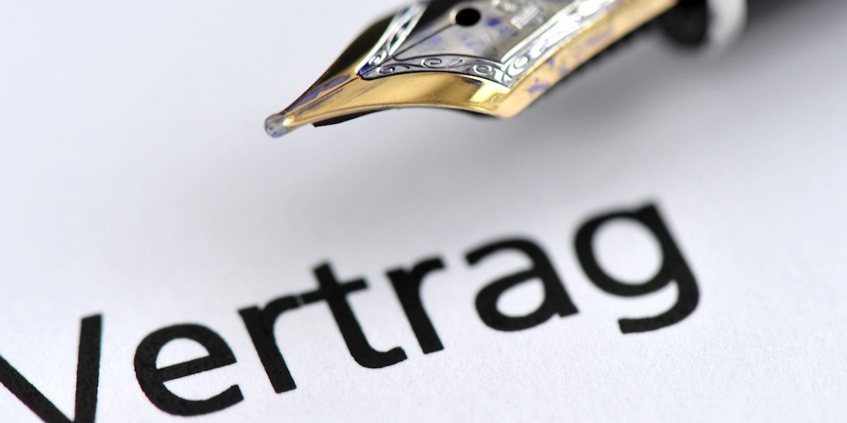 Vertrag, Verträge, Unterschrift, Signatur, Gültigkeit, Signatum, Zeichnung, handschriftlich, Namenszeichen, Vorname, Nachname, Name, Familienname, gezeichnet, unterzeichnet, Unterzeichnung, gegengezeichnet, unterschrieben, Schriftstück, Papier, Vertragsschluss, Vertragsabschluss, Vertragsrecht, Formular, Vertragsfreiheit, Kauf, Käufer, Verkäufer, Anerkenntnis, Schriftform, Gültigkeit, gültig, Echtheit, Fälschung, Faksimile, unterschreiben, schreiben, Schrift, Siegel, echt, Gegenzeichnung, natürliche Person, Geschäftsfähigkeit, geschäftsfähig, Unterschriftsleistung, Rechtsgeschäft, unterzeichnen, Legitimation, rechtswirksam, Schriftzug, Original, zeichnen, Hamburg, Januar 2015, Bild Nr.: N49343 Schlagwort(e): vertrag, vertrge, unterschrift, signatur, gltigkeit, signatum, zeichnung, handschriftlich, namenszeichen, vorname, nachname, name, familienname, gezeichnet, unterzeichnet, unterzeichnung, gegengezeichnet, unterschrieben, schriftstck, papier, vertragsschluss, vertragsabschluss, vertragsrecht, formular, vertragsfreiheit, kauf, kufer, verkufer, anerkenntnis, schriftform, gltig, echtheit, flschung, faksimile, unterschreiben, schreiben, schrift, siegel, echt, gegenzeichnung, natrliche person, geschftsfhigkeit, geschftsfhig, unterschriftsleistung, rechtsgeschft, unterzeichnen, legitimation, rechtswirksam, schriftzug, original