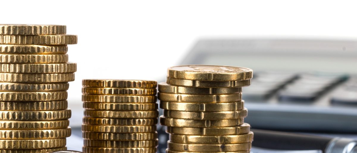 Münzstapel auf Schreibtisch Schlagwort(e): Kleingeld, Euro, Münzen, Münze, Euromünzen, Münzgeld, 1, 2, Geld, Stapel, Münzenstapel, Münzstapel, Münzenturm, Münzentürme, gestapelt, glänzend, Kugelschreiber, Stift, Taschenrechner, Schreibtisch, Tischplatte, Geldanlage, Buchhaltung, Bilanz, Finanzen, Finanzierung, Investment, investieren, Steuer, Steuern, Steuererklärung, Finanzamt, Ausgaben, berechnen, Netto, Brutto, Gewinn, Zinsen, Börse, Aktien, Bankkonto, Konto, Bank, Kredit, Gehalt, Sparen, Einkommen, Detail, Nahaufnahme, buchhaltung, bilanz, kleingeld, euro, mnzen, mnze, euromnzen, geld, mnzgeld, 1, 2, stapel, mnzenstapel, mnzstapel, mnzenturm, mnzentrme, gestapelt, glnzend, kugelschreiber, stift, taschenrechner, schreibtisch, tischplatte, geldanlage, finanzen, finanzierung, investment, investieren, steuer, steuern, steuererklrung, finanzamt, ausgaben, berechnen, netto, brutto, gewinn, zinsen, brse, aktien, bankkonto, konto, bank, kredit, gehalt, sparen, einkommen, detail, nahaufnahme