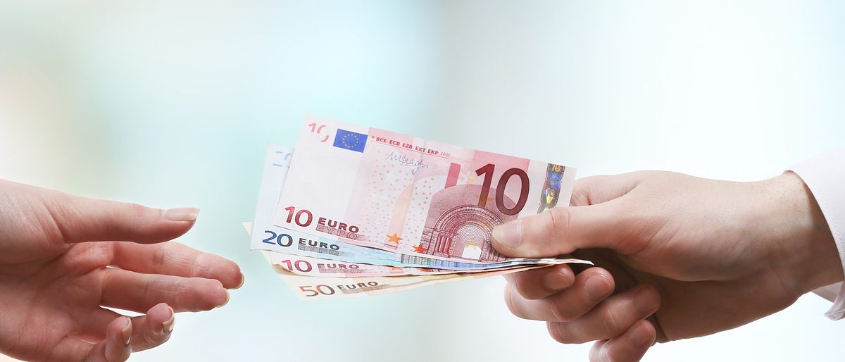Businessman giving money on light blurred background Schlagwort(e): background, banknote, bill, blurred, bribe, bright, business, businessman, cash, closeup, concept, consumer, corporate, corruption, currency, debt, dollar, female, finance, financial, formal, give, giving, hand, hands, helping, hold, holding, human, investment, light, loan, male, man, money, pay, paying, payment, payout, people, person, repay, rich, savings, success, suit, wealth, woman, giving, money, light, blurred, background, banknote, bill, bribe, bright, business, businessman, cash, closeup, concept, consumer, corporate, corruption, currency, debt, dollar, female, finance, financial, formal, give, hand, hands, helping, hold, holding, human, investment, loan, male, man, pay, paying, payment, payout, people, person, repay, rich, savings, success, suit, wealth, woman, Förderung, Geld