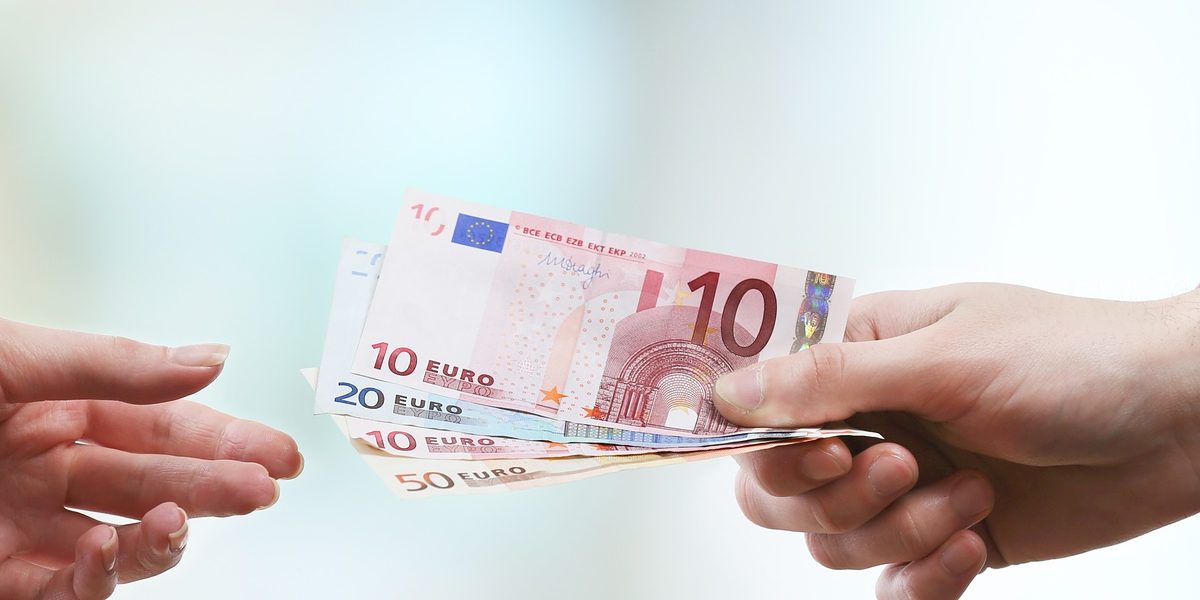 Businessman giving money on light blurred background Schlagwort(e): background, banknote, bill, blurred, bribe, bright, business, businessman, cash, closeup, concept, consumer, corporate, corruption, currency, debt, dollar, female, finance, financial, formal, give, giving, hand, hands, helping, hold, holding, human, investment, light, loan, male, man, money, pay, paying, payment, payout, people, person, repay, rich, savings, success, suit, wealth, woman, giving, money, light, blurred, background, banknote, bill, bribe, bright, business, businessman, cash, closeup, concept, consumer, corporate, corruption, currency, debt, dollar, female, finance, financial, formal, give, hand, hands, helping, hold, holding, human, investment, loan, male, man, pay, paying, payment, payout, people, person, repay, rich, savings, success, suit, wealth, woman, Förderung, Geld