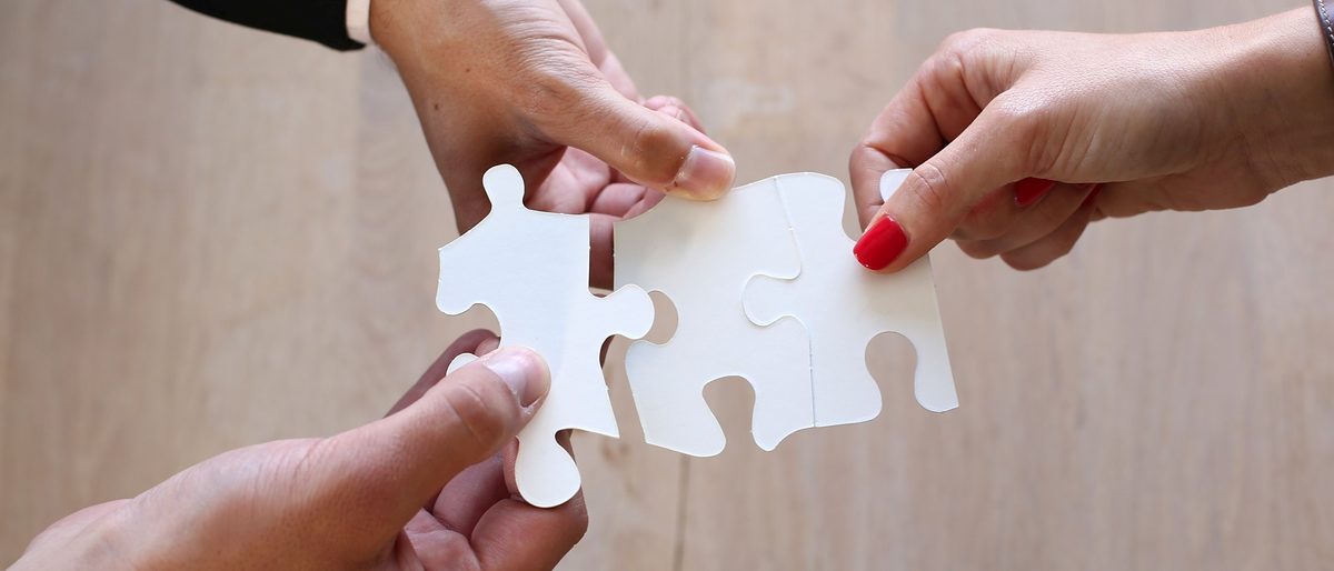 symbole, affaires, associs, bureau, aider, attacher, encourager, connecter, ide, trois, collectif, collgue, communication, complet, coopration, discussion, ensemble, expliquer, femme, femme d'affaires, gens, groupe, heureux, homme, homme d'affaires, horizontal, jeune, job, jour, liens, lieu de travail, lumineux, lumire, mtier, parler, partenaire, partenariat, personne, personnel, photo, planification, russi, stratgies, travail d'quipe, travaillant, travailleur, vision, lgant, quipage, quipe, nachfolge, betriebsübergabe