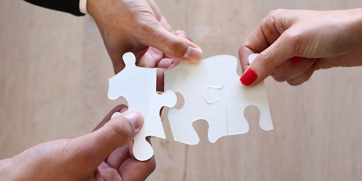 symbole, affaires, associs, bureau, aider, attacher, encourager, connecter, ide, trois, collectif, collgue, communication, complet, coopration, discussion, ensemble, expliquer, femme, femme d'affaires, gens, groupe, heureux, homme, homme d'affaires, horizontal, jeune, job, jour, liens, lieu de travail, lumineux, lumire, mtier, parler, partenaire, partenariat, personne, personnel, photo, planification, russi, stratgies, travail d'quipe, travaillant, travailleur, vision, lgant, quipage, quipe, nachfolge, betriebsübergabe