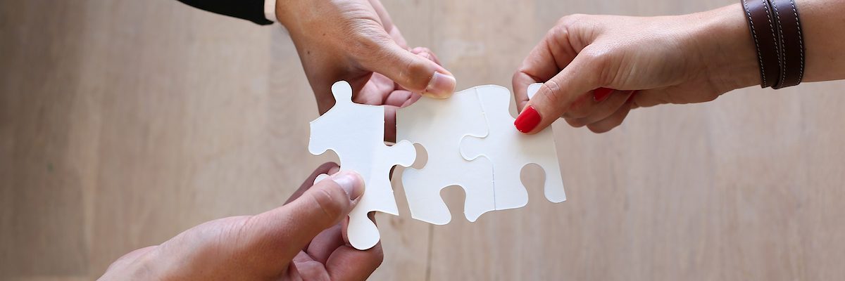 symbole, affaires, associs, bureau, aider, attacher, encourager, connecter, ide, trois, collectif, collgue, communication, complet, coopration, discussion, ensemble, expliquer, femme, femme d'affaires, gens, groupe, heureux, homme, homme d'affaires, horizontal, jeune, job, jour, liens, lieu de travail, lumineux, lumire, mtier, parler, partenaire, partenariat, personne, personnel, photo, planification, russi, stratgies, travail d'quipe, travaillant, travailleur, vision, lgant, quipage, quipe, nachfolge, betriebsübergabe