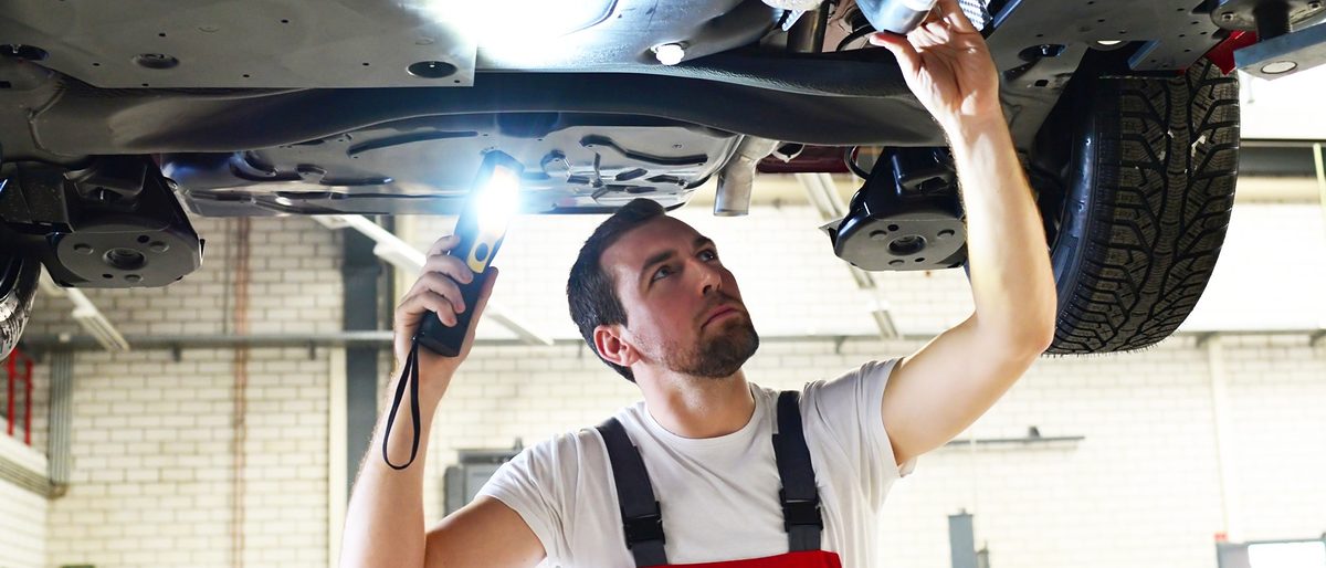 autoreparatur, automechaniker, autowerkstatt, werkstatt, mechaniker, auto, wartung, reparieren, fahrzeug, inspektion, kontrollieren, hebebhne, test, kfz, mann, mnnlich, kaukasier, techniker, berufsbekleidung, arbeitskleidung, kompetent, professionell, arbeiten, job, qualifizierung, arbeit, profi, pkw, reparatur, durchsicht, kontrolle, unterboden, diagnose, monteur, check, tv