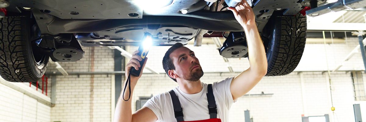 autoreparatur, automechaniker, autowerkstatt, werkstatt, mechaniker, auto, wartung, reparieren, fahrzeug, inspektion, kontrollieren, hebebhne, test, kfz, mann, mnnlich, kaukasier, techniker, berufsbekleidung, arbeitskleidung, kompetent, professionell, arbeiten, job, qualifizierung, arbeit, profi, pkw, reparatur, durchsicht, kontrolle, unterboden, diagnose, monteur, check, tv