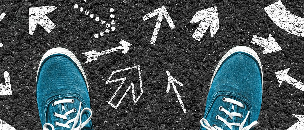 richtung, entscheiden, entscheidung, herausforderung, pfeile, konzept, mann, fragezeichen, strategie, ziel, nachdenken, verndern, kreuzung, wege, starten, start, treffen, vernderung, geradeaus, links, karriere, neue, neues, gehen, richtungsentscheidung, rechts, weg, gabelung, leben, beruf, zukunft, aufbruch, neu, durchstarten, beraten, beginn, team, schritt, strae, bereitschaft, umsetzung, erfolg, schuhe, arbeit, business, chance, erfolgreich, planung, text, personalstrategien