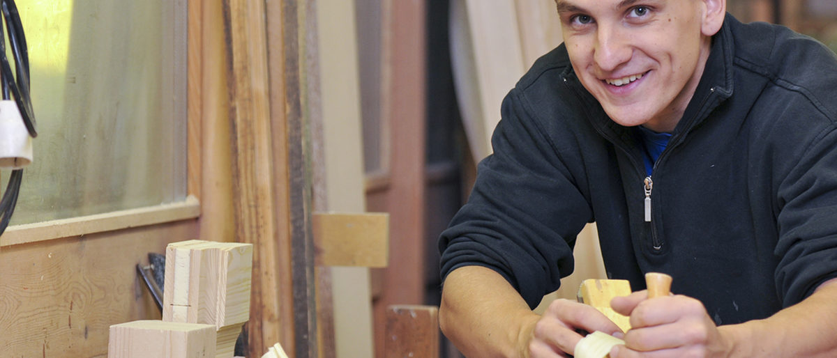 Titelbild Karriere im Handwerk Jugendlicher Holz Tischler Schreiner