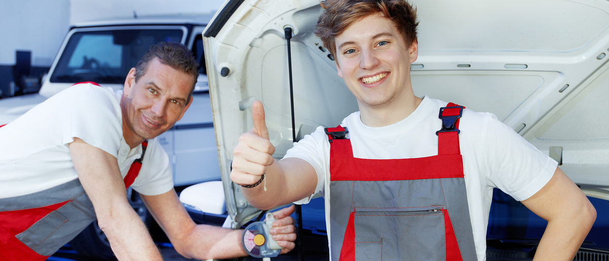 kfz-mechaniker, autowerkstatt, reparieren, servicearbeiten, autoservice, auszubildender, lehrling, lehre, ausbildung, handwerk, mann, jung, kompetenz, arbeiter, arbeit, arbeitsplatz, azubi, beruf, latzhose, business, karriere, leistung, mitarbeiter, zustimmung, 20-25, glcklich, zufrieden, bildung, berufsausbildung, bildungspolitik, schule, stolz, mechaniker, reifenservice, service, auto, werkstatt, monteur, werkzeug, werkstattservice, kfz-service, kfz-werkstatt, inspektion, reparatur, tv, dienstleistung, kontrolle, team, diagnose, Bildmotiv erfolgreich durch die Ausbildung