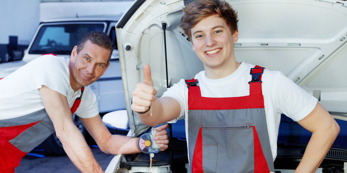 kfz-mechaniker, autowerkstatt, reparieren, servicearbeiten, autoservice, auszubildender, lehrling, lehre, ausbildung, handwerk, mann, jung, kompetenz, arbeiter, arbeit, arbeitsplatz, azubi, beruf, latzhose, business, karriere, leistung, mitarbeiter, zustimmung, 20-25, glcklich, zufrieden, bildung, berufsausbildung, bildungspolitik, schule, stolz, mechaniker, reifenservice, service, auto, werkstatt, monteur, werkzeug, werkstattservice, kfz-service, kfz-werkstatt, inspektion, reparatur, tv, dienstleistung, kontrolle, team, diagnose, Bildmotiv erfolgreich durch die Ausbildung