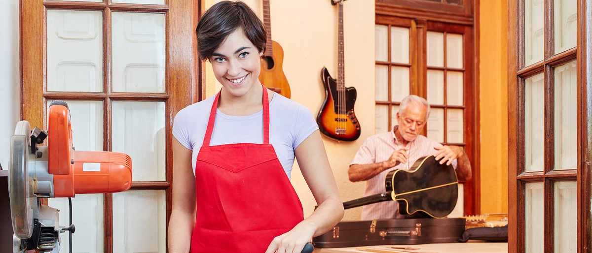 Junge Frau als Lehrling in der Lehre in der Gitarrenbauer Werkstatt Schlagwort(e): Frau, Lehre, Lehrling, Handwerk, Holzverarbeitung, Schreinerei, Gitarrenbauer, Ausbildung, Werkstatt, Azubi, Gitarre, Holz, Arbeit, Instrument, Mann, Handwerker, arbeiten, lernen, Meister, Holzbau, Betrieb, Praktikant, Praktikum, Handarbeit, erstellen, Hand, Tischler, Werkzeug, Herstellung, Holzarbeiter, Kleinbetrieb, Senior, alt, zusammenbauen, Zimmerei, traditionell, Schreiner, Holzarbeit, Beruf, Arbeiter, Leute, frau, lehre, lehrling, handwerk, holzverarbeitung, schreinerei, gitarrenbauer, ausbildung, werkstatt, azubi, gitarre, holz, arbeit, instrument, mann, handwerker, arbeiten, lernen, meister, holzbau, betrieb, praktikant, praktikum, handarbeit, erstellen, hand, tischler, werkzeug, herstellung, holzarbeiter, kleinbetrieb, senior, alt, zusammenbauen, zimmerei, traditionell, schreiner, holzarbeit, beruf, arbeiter, leute