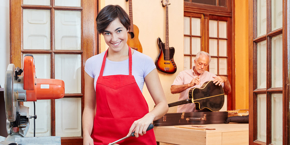 Junge Frau als Lehrling in der Lehre in der Gitarrenbauer Werkstatt Schlagwort(e): Frau, Lehre, Lehrling, Handwerk, Holzverarbeitung, Schreinerei, Gitarrenbauer, Ausbildung, Werkstatt, Azubi, Gitarre, Holz, Arbeit, Instrument, Mann, Handwerker, arbeiten, lernen, Meister, Holzbau, Betrieb, Praktikant, Praktikum, Handarbeit, erstellen, Hand, Tischler, Werkzeug, Herstellung, Holzarbeiter, Kleinbetrieb, Senior, alt, zusammenbauen, Zimmerei, traditionell, Schreiner, Holzarbeit, Beruf, Arbeiter, Leute, frau, lehre, lehrling, handwerk, holzverarbeitung, schreinerei, gitarrenbauer, ausbildung, werkstatt, azubi, gitarre, holz, arbeit, instrument, mann, handwerker, arbeiten, lernen, meister, holzbau, betrieb, praktikant, praktikum, handarbeit, erstellen, hand, tischler, werkzeug, herstellung, holzarbeiter, kleinbetrieb, senior, alt, zusammenbauen, zimmerei, traditionell, schreiner, holzarbeit, beruf, arbeiter, leute